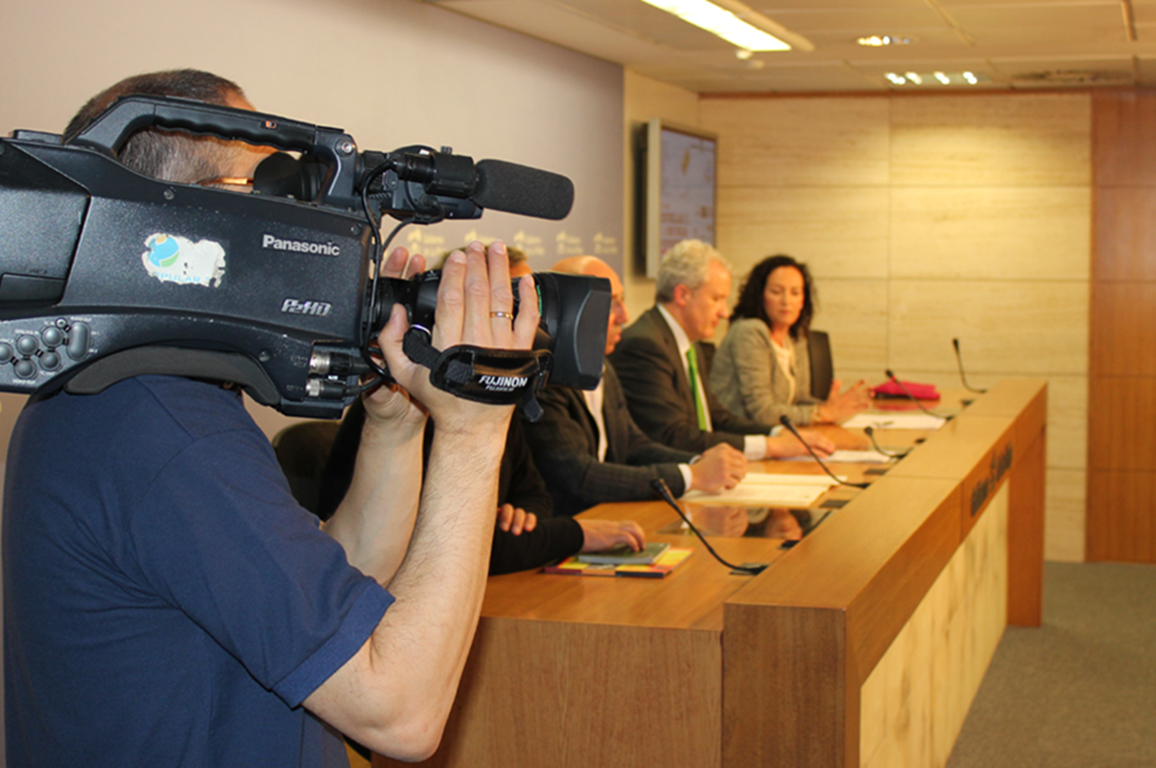 agencia de comunicación Logroño. Imagen de una rueda de prensa en Logroño